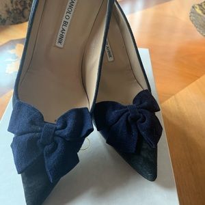 Manolo Blahnick suede shoes 👠
